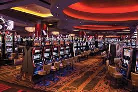 Antarmuka meja live-dealer Playtech dengan host profesional di studio